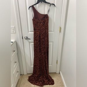 Prom dress, sparkles, slit on left side, one strap, long, burgundy. Xs
